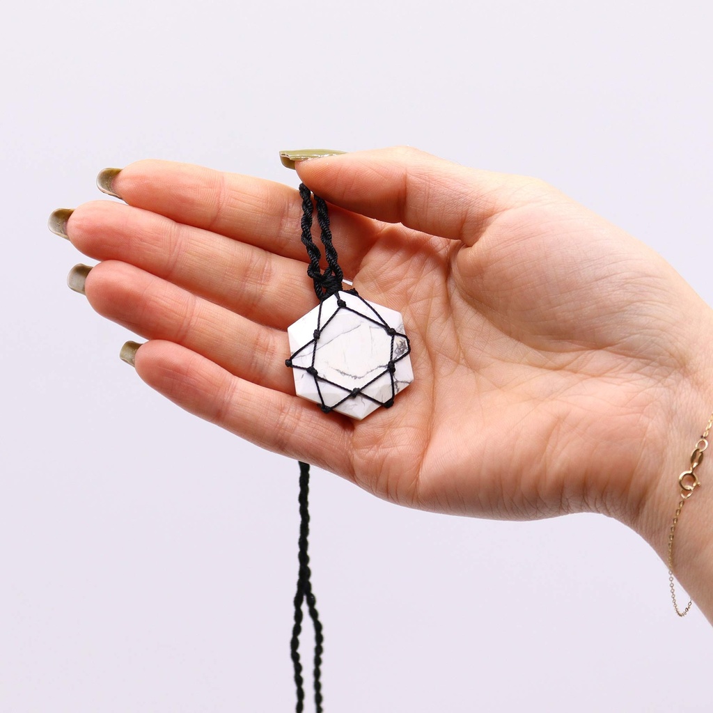 Colgante entrelazado de Howlita blanca en Hexagonal