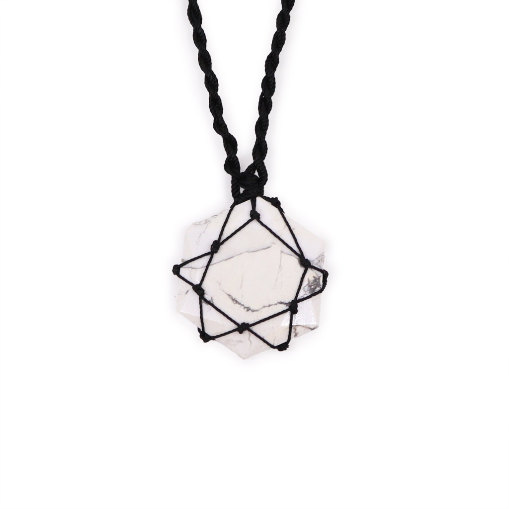 Colgante entrelazado de Howlita blanca en Hexagonal