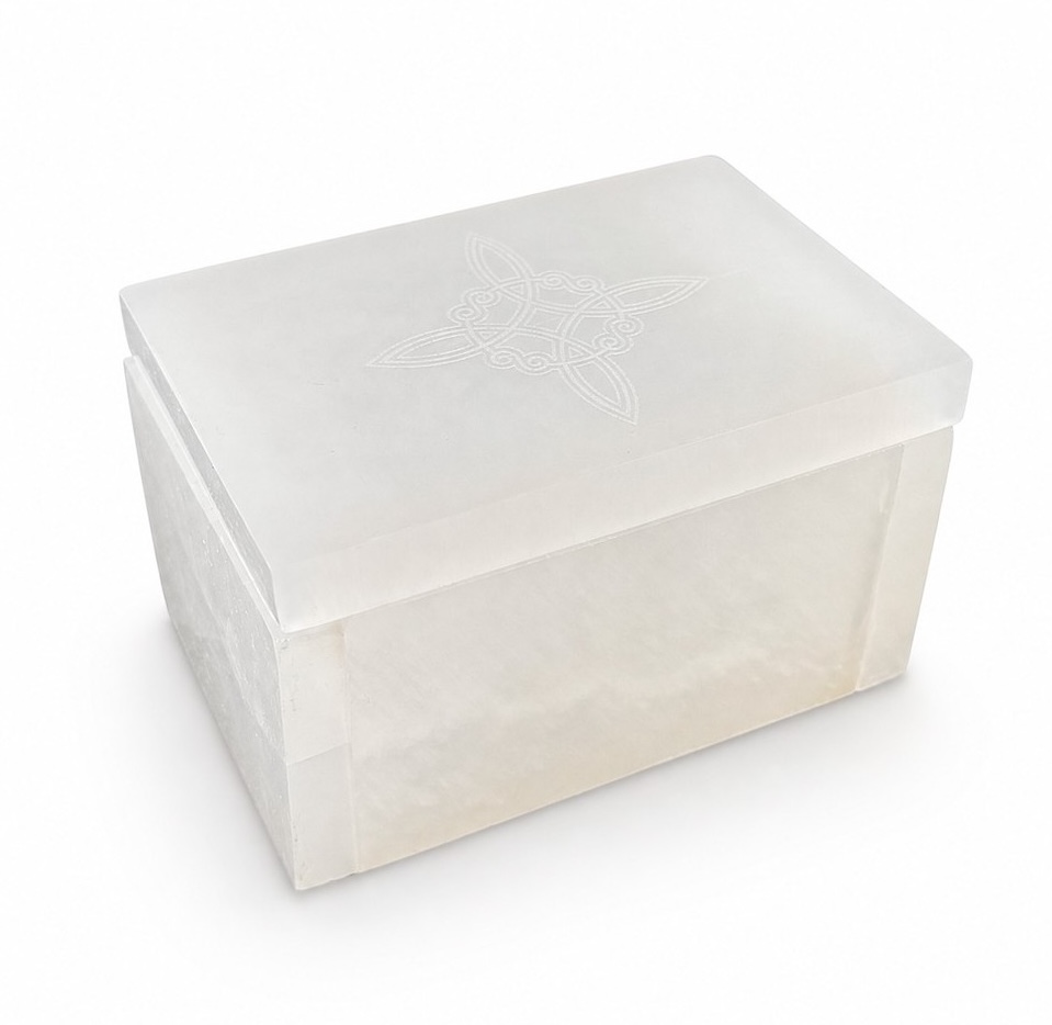 Caja de Selenita Grabada Nudo de Bruja 11,5 cm